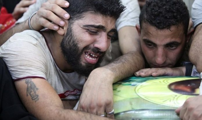 Cristãos coptas choram a morte de seus parentes em ataques terroristas. (Foto: ABC)