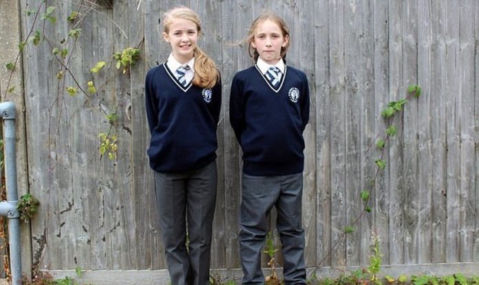 Crianças com uniforme de gênero neutro na Grã-Bretanha