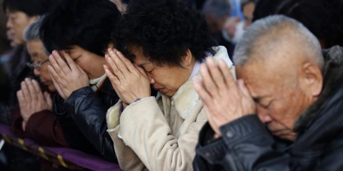 Cristãos na China orando