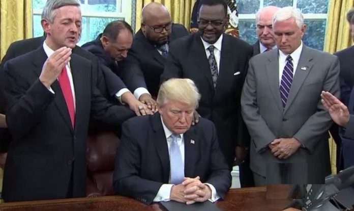 Conselheiros de Donald Trump orando por ele