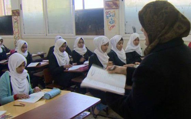 Sala de aula com alunos muçulmanos