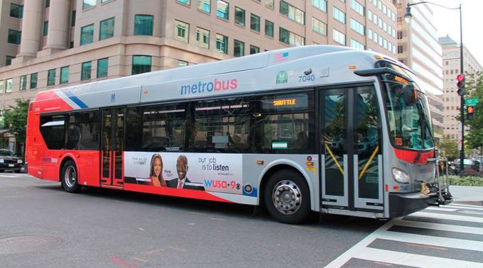 Ônibus em Washington, capital dos EUA, com cartaz de Natal