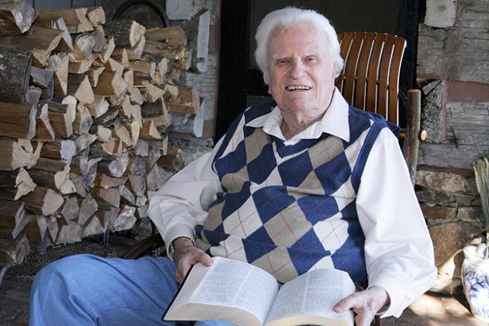 Pastor e evangelista Billy Graham aos 99 anos