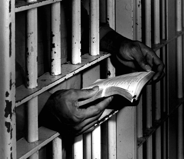 Preso lendo a Bíblia na cadeia