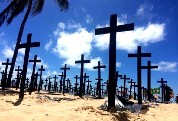 Cruzes enterradas em protesto
