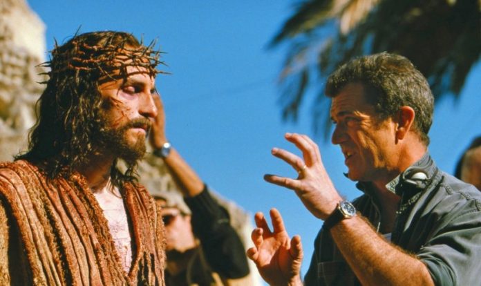 Jim Caviezel, no papel de Jesus e Mel Gibson, diretor do filme 
