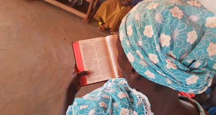 Cristã lendo a Bíblia em Camarões