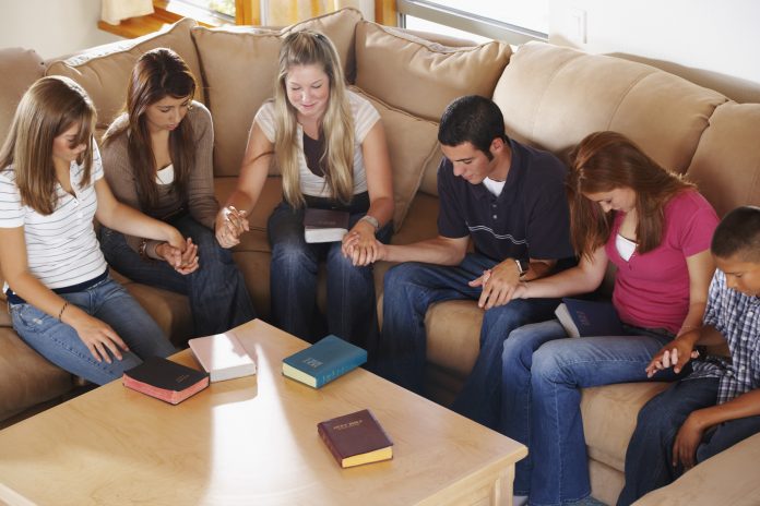 Jovens cristãos orando