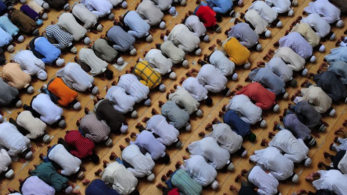 Muçulmanos fazendo orações durante o Ramadã