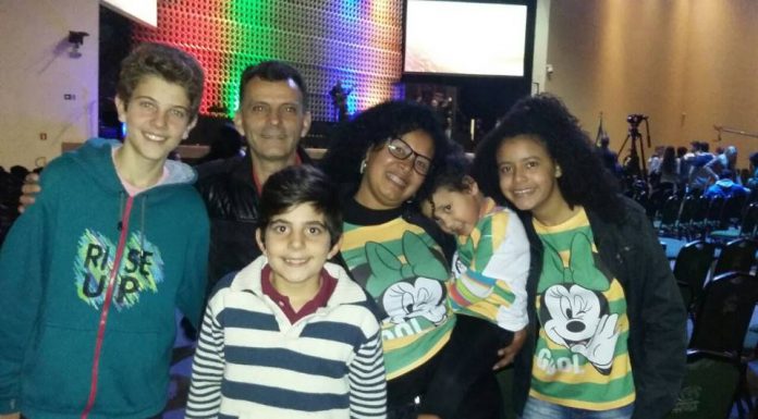 Famílias se reúnem para assistir aos jogos da seleção brasileira na Comunidade Cristã Abba