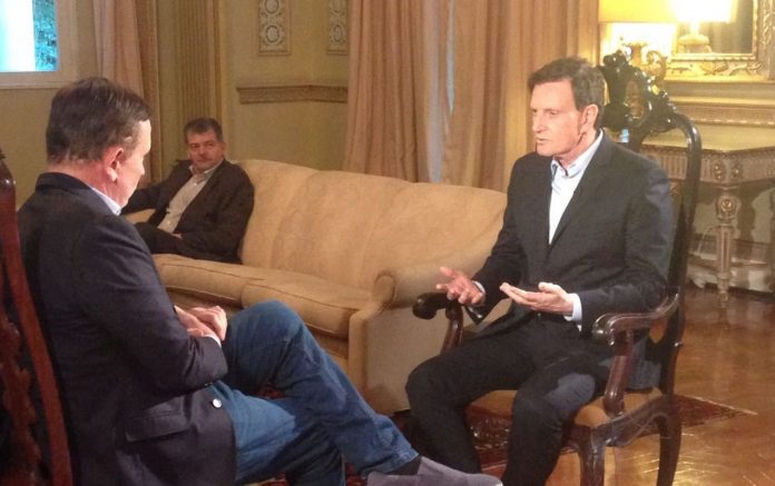 Marcelo Crivella durante entrevista ao repórter Roberto Cabrini no programa Conexão Repórter, do SBT