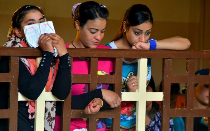 Mulheres cristãs coptas assistem a um culto em uma igreja no Egito