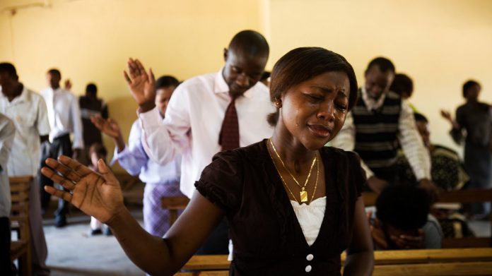 Cristãos em uma igreja na África
