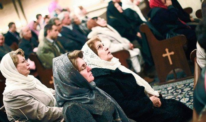 Cristãos em uma igreja no Irã