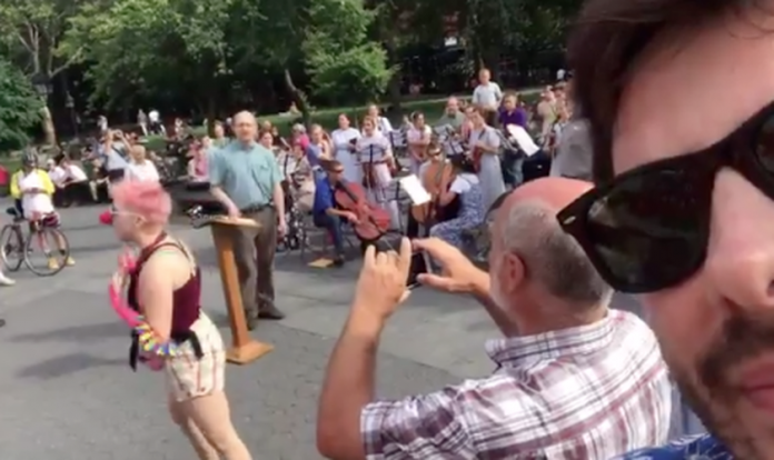 Danilo Gentili flagra ativistas LGBT hostilizando pastor durante pregação em espaço público em Nova Iorque