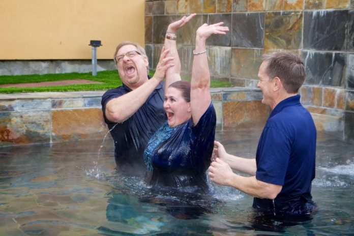 Pastor Rick Warren comemorou a marca de 50 mil pessoas batizadas em sua congregação.