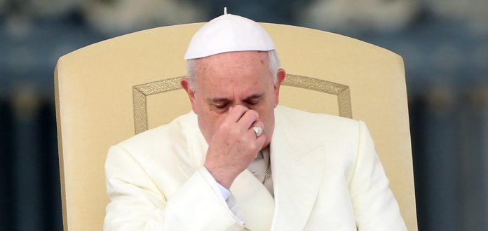 Papa Francisco cabisbaixo