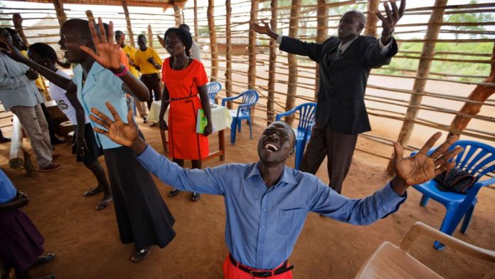 Culto em um campo de refugiados do Sudão do Sul, na Uganda