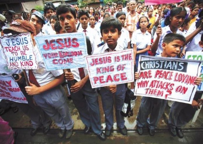 Crianças cristãs na Índia durante protesto