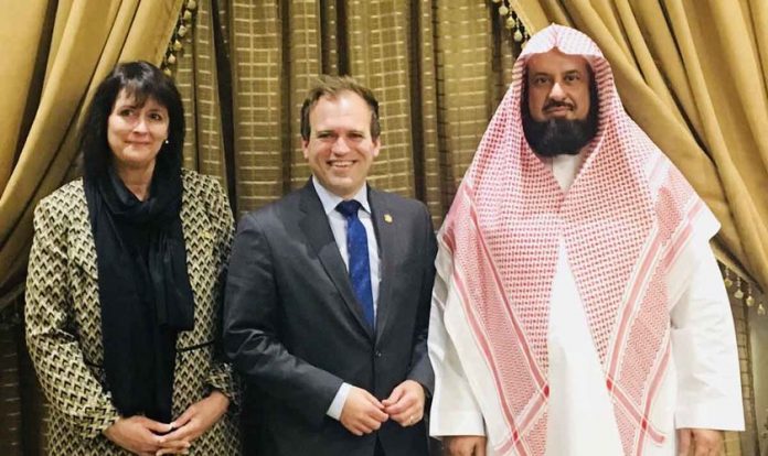 Os comissários dos EUA Nadine Maenza e Johnnie Moore ao lado do presidente saudita da CPVPV Sheikh Abdullah Al-Sanad. (Foto: Comissão de Liberdade Religiosa dos EUA)