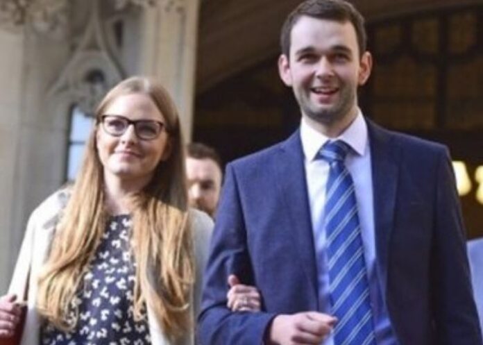 Daniel e Amy McArthur, proprietários da confeitaria Ashers, saindo do Supremo Tribunal em Londres.
