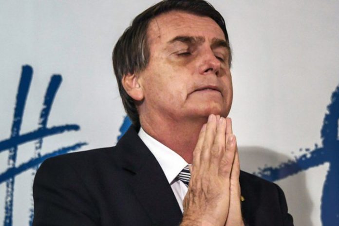 Jair Bolsonaro orando