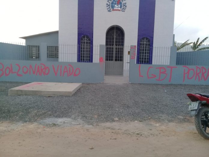 Templo da Assembleia de Deus é pichado em Pernambuco