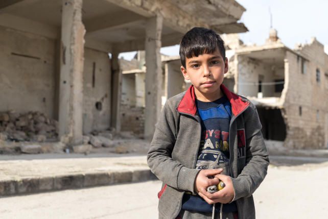 Menino de Aleppo, cidade parcialmente destruída pela guerra (Crédito: Portas Abertas)
