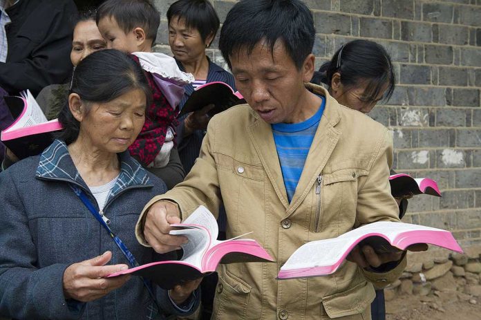 China: pessoas com Bíblias