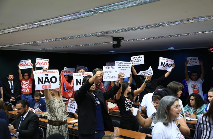 Manifestantes lotaram o plenário da comissão especial que analisa o projeto de lei da chamada Escola sem Partido (Foto: Alex Ferreira/Câmara dos deputados)