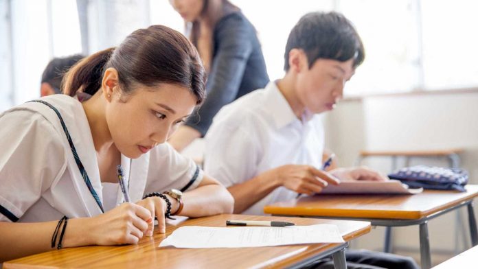 Estudantes em sala de aula na China