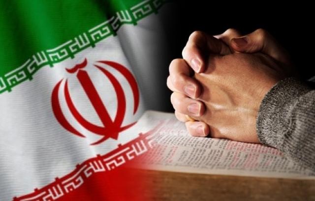 Bandeira do Irã e mãos postas em cima de uma Bíblia (montagem)