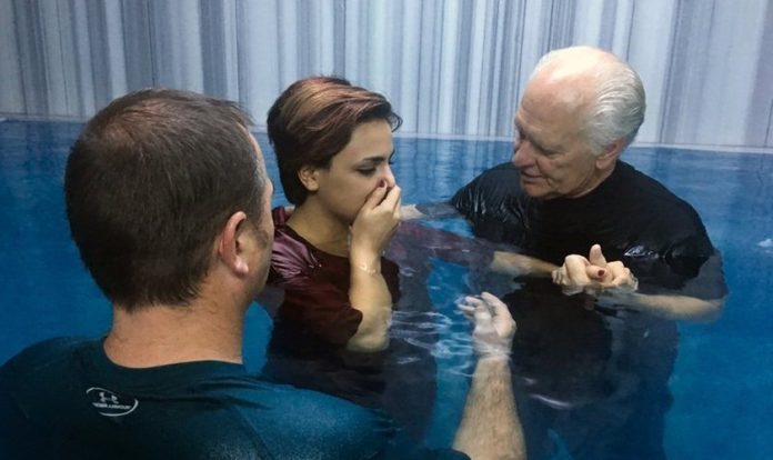 Pastores Karl Vickery e Rick Robinson batizaram a refugiada iraniana Sabah Allahvardi, 22 anos, em um balneário turco em Denizli. (Foto: Fariba Nawa).