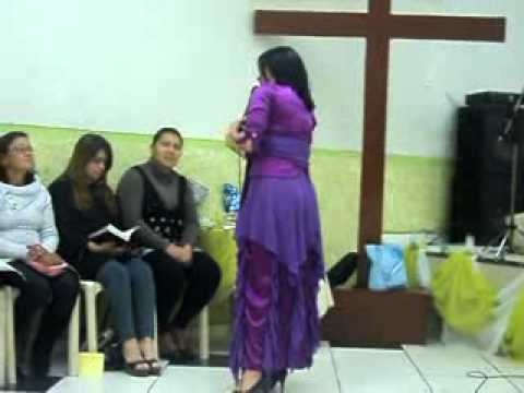 Pastora pregando (Foto da internet para ilustração)