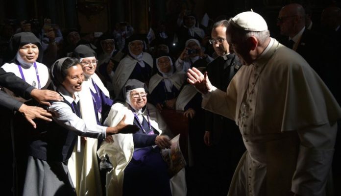 Papa Francisco cumprimenta freiras