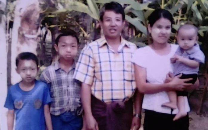 Pastor Tun Nu com sua esposa e três filhos, em Mianmar