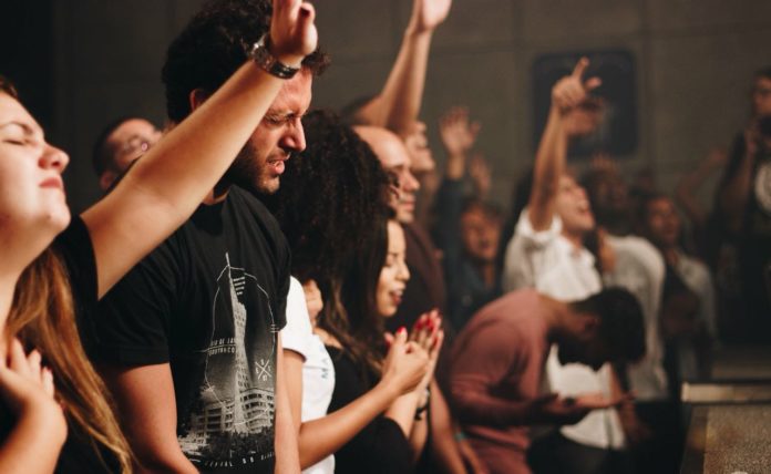 Jovens adorando a Deus