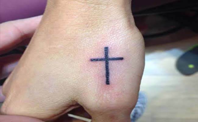 Fake news diz que a Igreja Universal estaria tatuando uma cruz na mão de seus fiéis