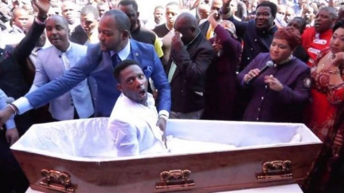 Pastor será processado por forjar milagre da ressurreição na sua igreja na África do Sul