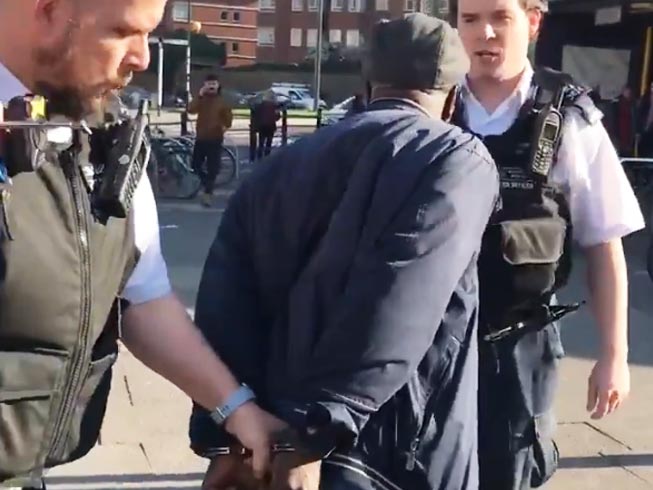 Pregador de rua foi algemado e preso em Londres
