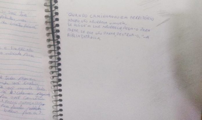 Citação da bíblia satânica no caderno de Guilherme Taucci, um dos autores do massacre em Suzano. (Foto: Talita Marchao/UOL)