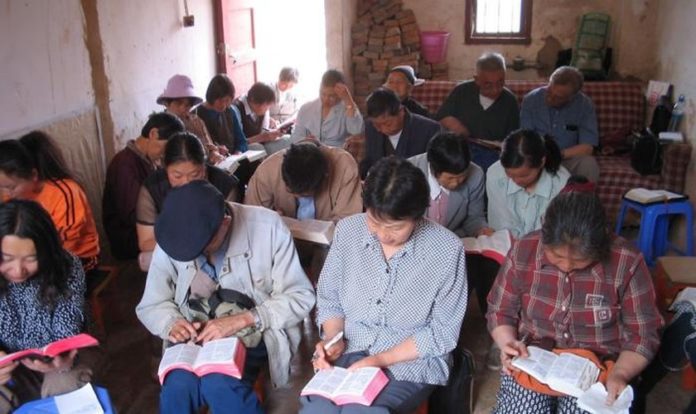 Cristãos se reúnem clandestinamente em casas na China por não poderem frequentar igrejas. (Foto: Reprodução/Ásia News)