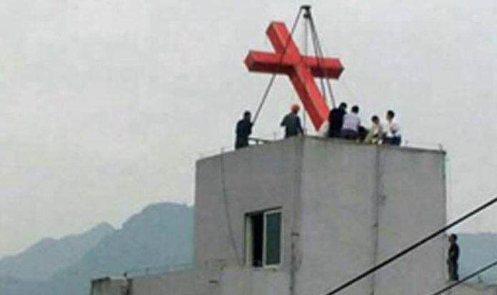 Cruz é arrancada do prédio de uma igreja com guindaste na China