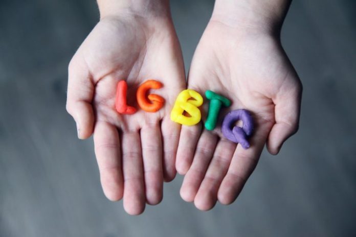 Letras do Movimento LGBT nas mãos de uma criança