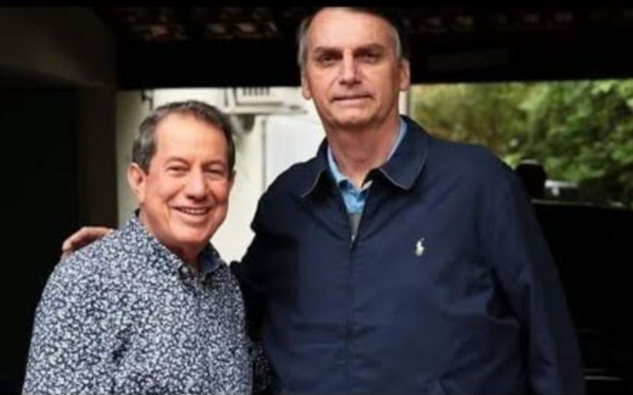 O presidente do Brasil Jair Bolsonaro com o missionário R. R. Soares, fundador e líder da Igreja Internacional da Graça de Deus.