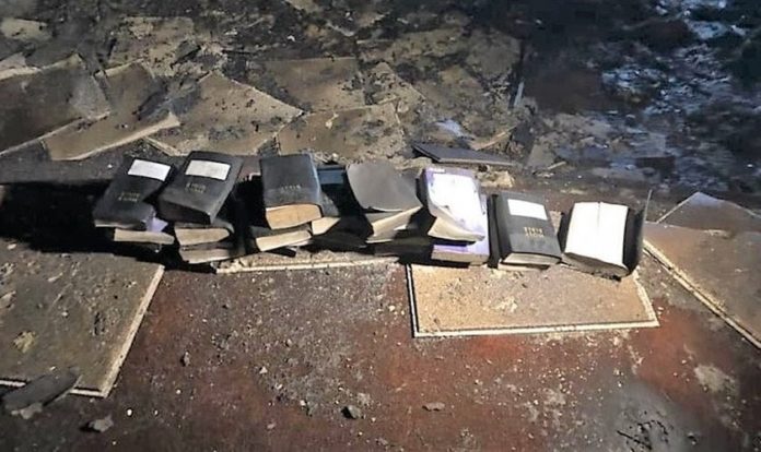 O Corpo de Bombeiros de Coal City publicou uma foto com as Bíblias intactas, encontradas após o incêndio na igreja dos Ministérios da Liberdade. (Foto: Facebook)