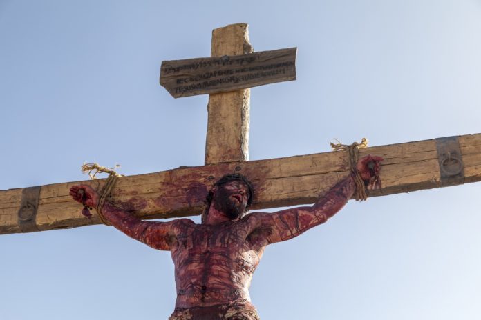 Jesus, interpretado por Dudu Azevedo, pregado na cruz (Foto: Edu Moraes/ Record TV)