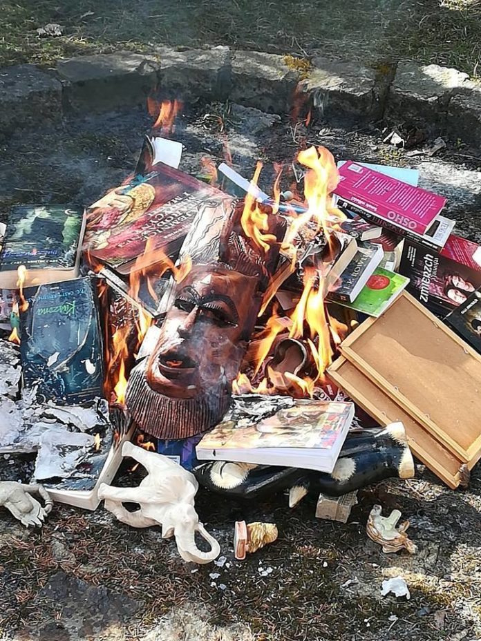 Sacerdotes católicos queimam livros de Harry Potter, na Polônia