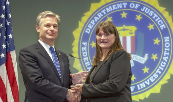 Kay Bennett (à direita) recebeu o Prêmio de Liderança Comunitária 2018 do diretor do FBI, Christopher Wray. (Foto: FBI)