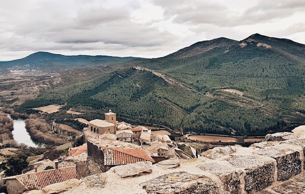 Um vilarejo na região norte de Navarra, na Espanha. (Foto: Cecilia Rodríguez/Unsplash)